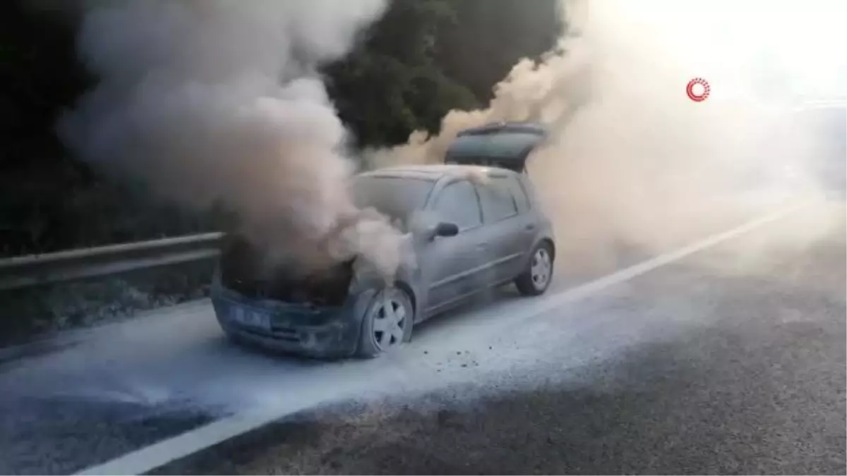 TEM Otoyolunda bir anda yanan otomobil hurdaya döndü