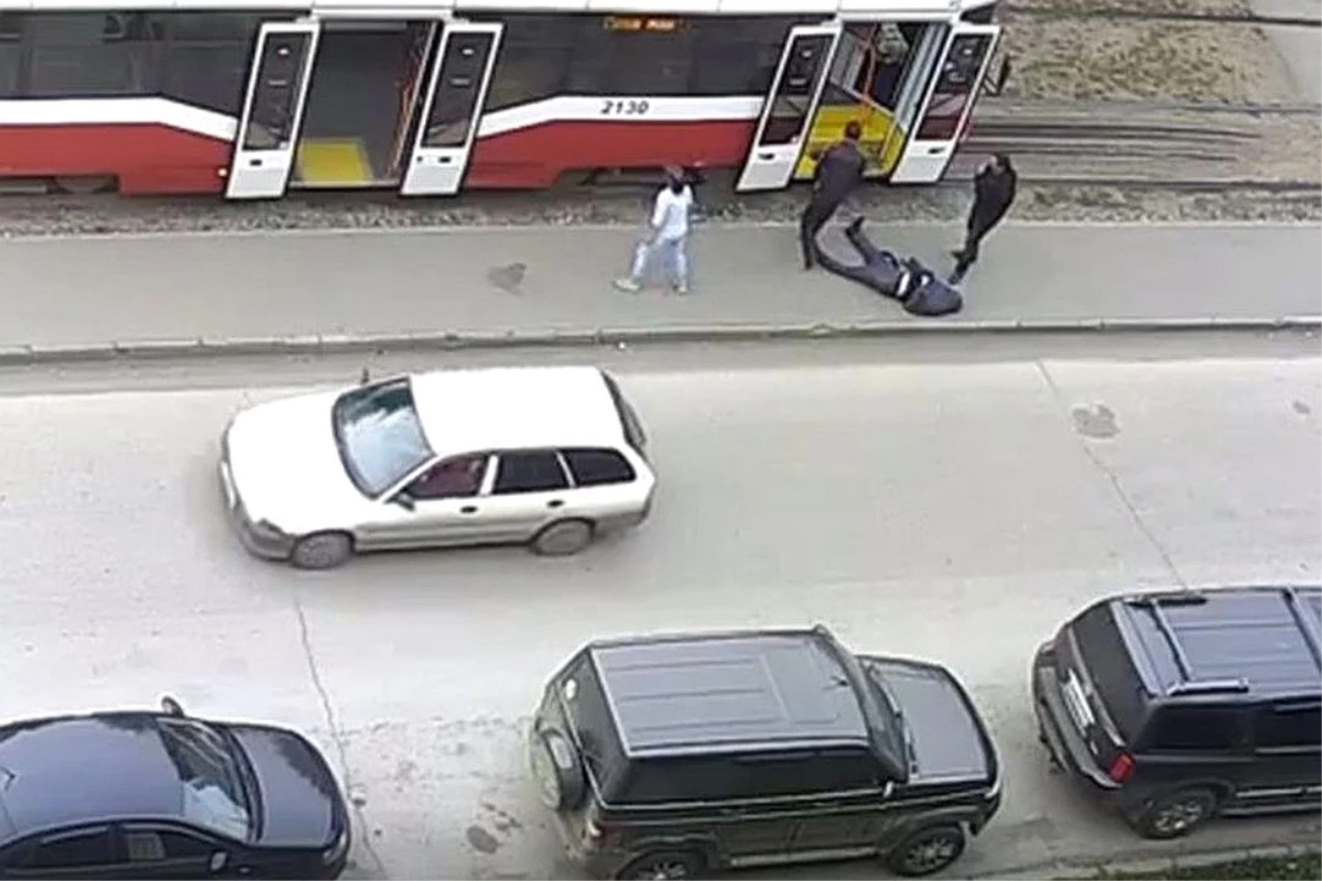 Tramvayda felç geçiren adamı sokağa atıp yolla devam ettiler!