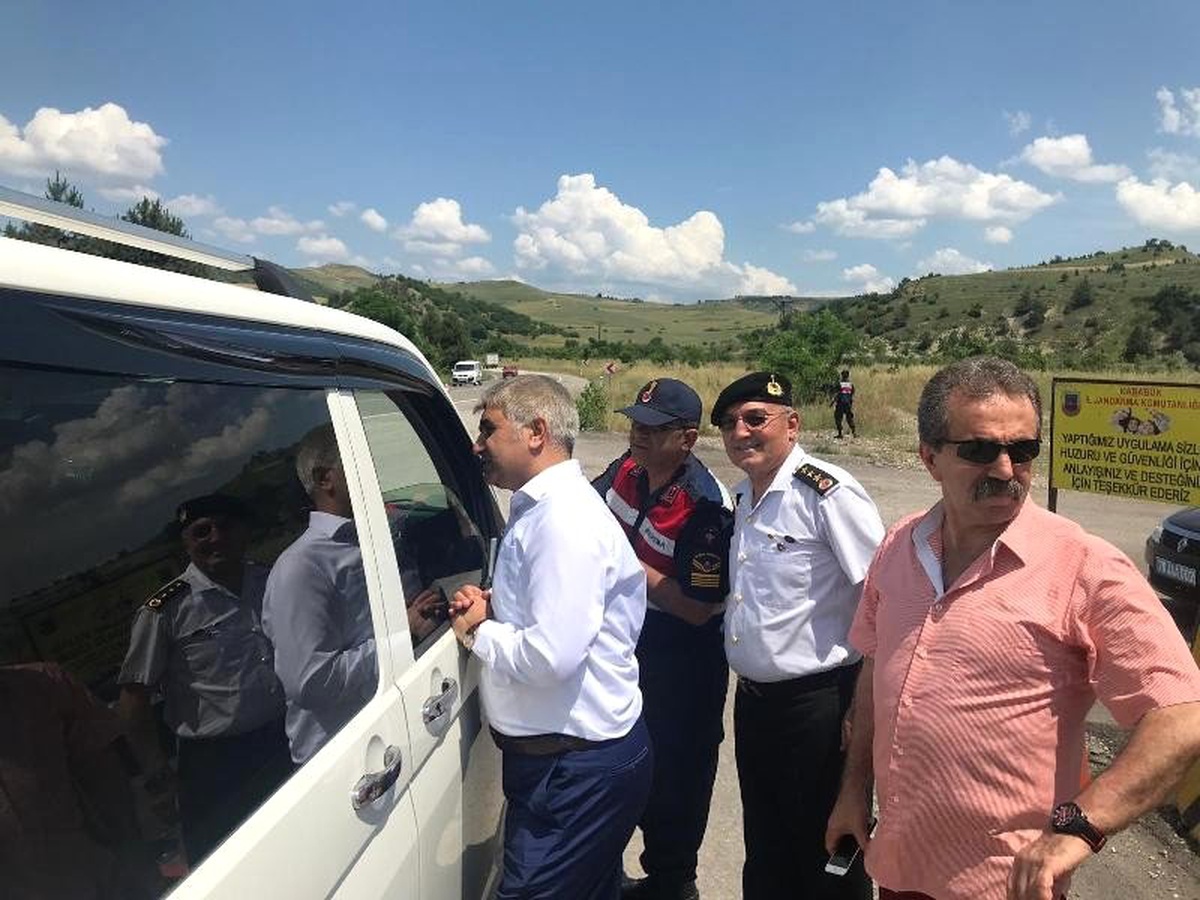 Vali Gürel, uygulama noktalarında sürücülere uyarılarda bulundu