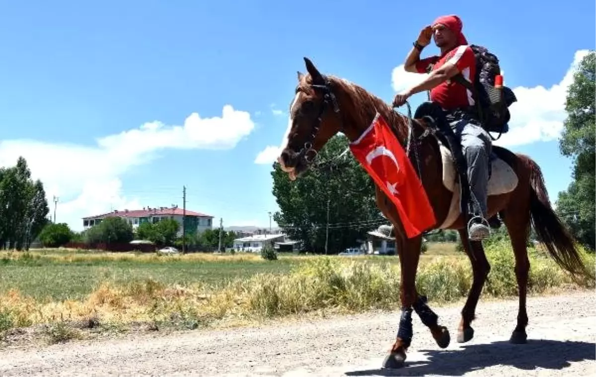 Vatan nöbetine at sırtında gitti