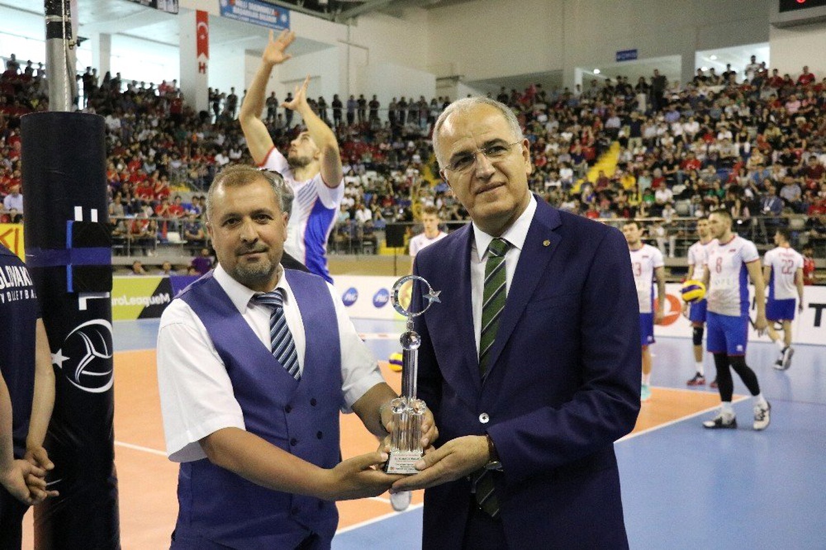Voleybol Federasyonu Başkanı Üstündağ\'a ödül