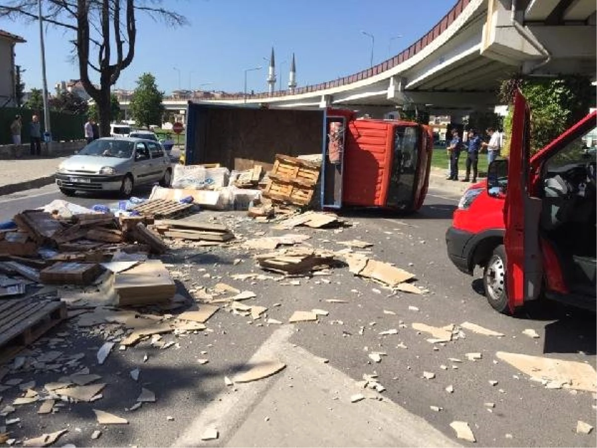 Yalova\'da fayans yüklü kamyonet devrildi: 1 yaralı