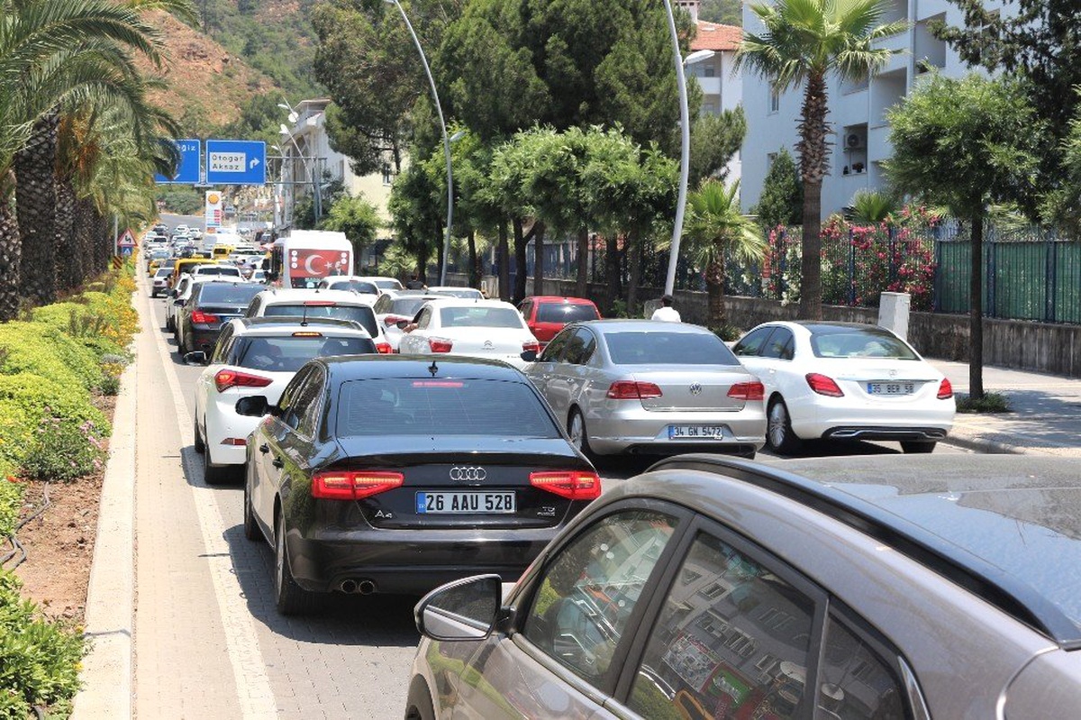 Yerli turistler dönüş yolunda, trafik durma noktasına geldi