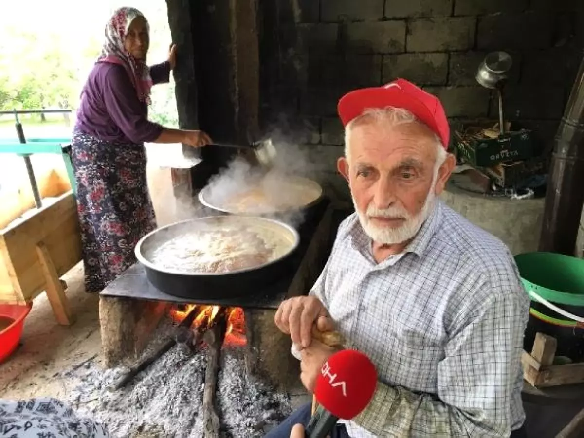 Yusufeli\'nde, dut pekmezi geleneği sürdürülüyor