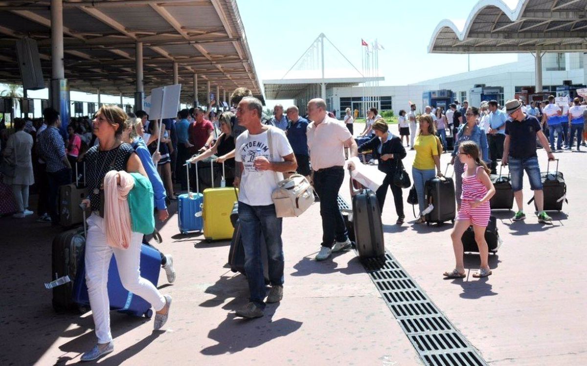 Antalya\'da günlük yolcu rekoru: "85 bin turist"