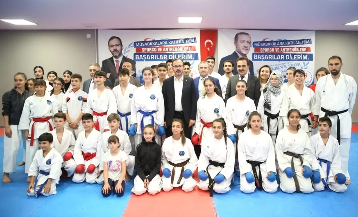 Bakan Kasapoğlu, Konya\'da sporcularla bir araya geldi