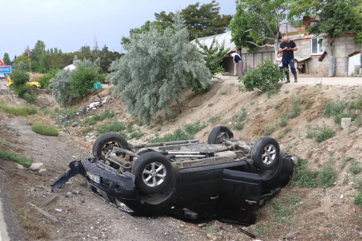 Burdur\'da otomobil devrildi: 4 yaralı