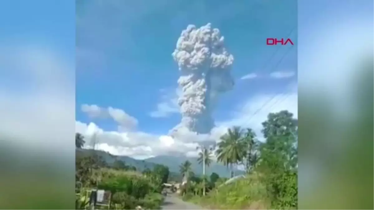 DHA DIŞ ? Sinabung yanardağı patladı, külleri 7 bin metreye kadar yükseldi