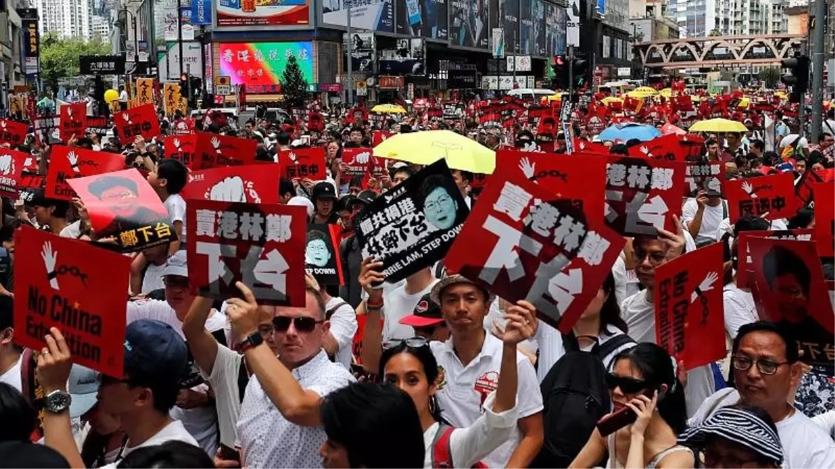 Hong Kong\'da \'Çin\'e iade yasasına hayır\' protestosu: Binlerce gösterici sokakta