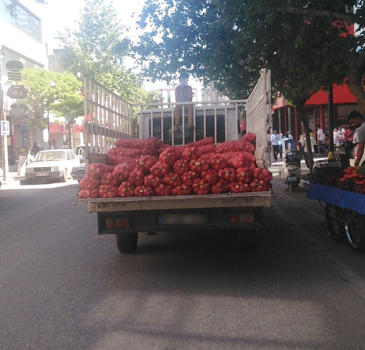 Kamyonet kabinin üzerindeki çocukla ilerledi