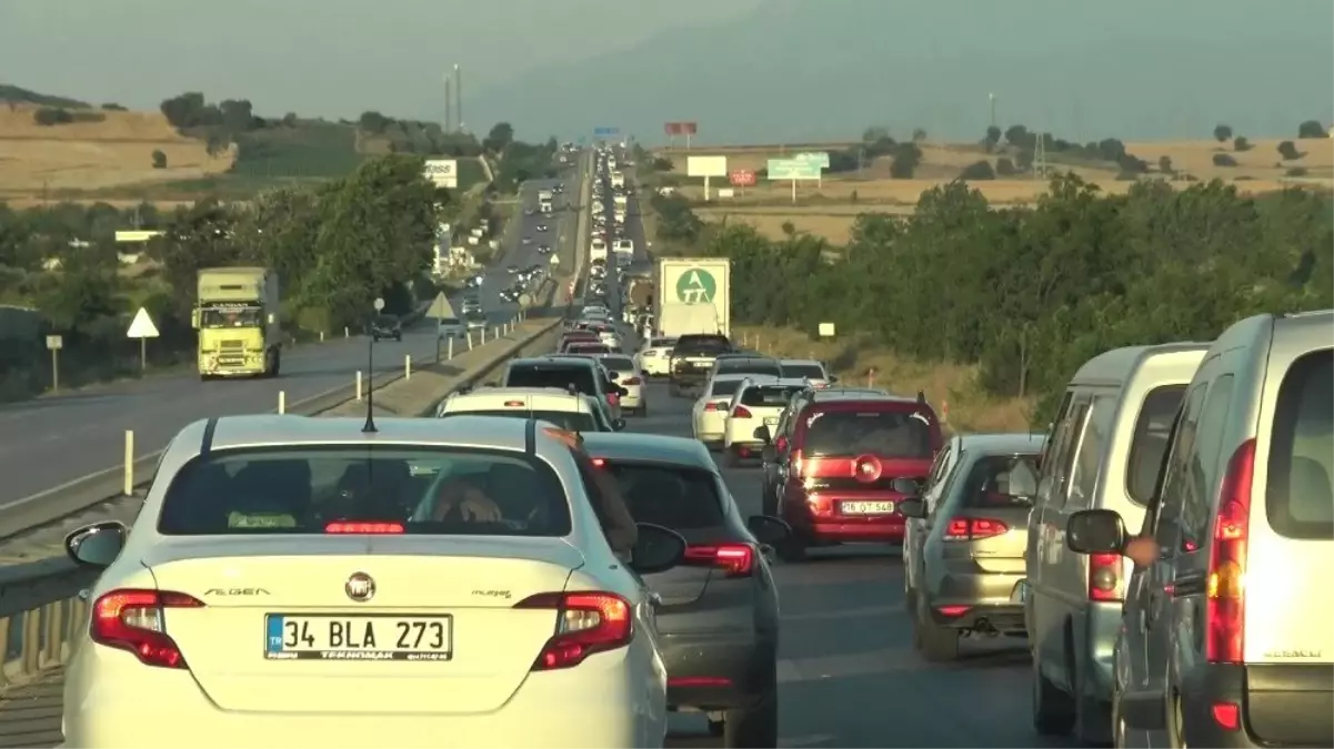 Karacabey-Bursa yolunda tatil dönüşü uzun trafik kuyruğu