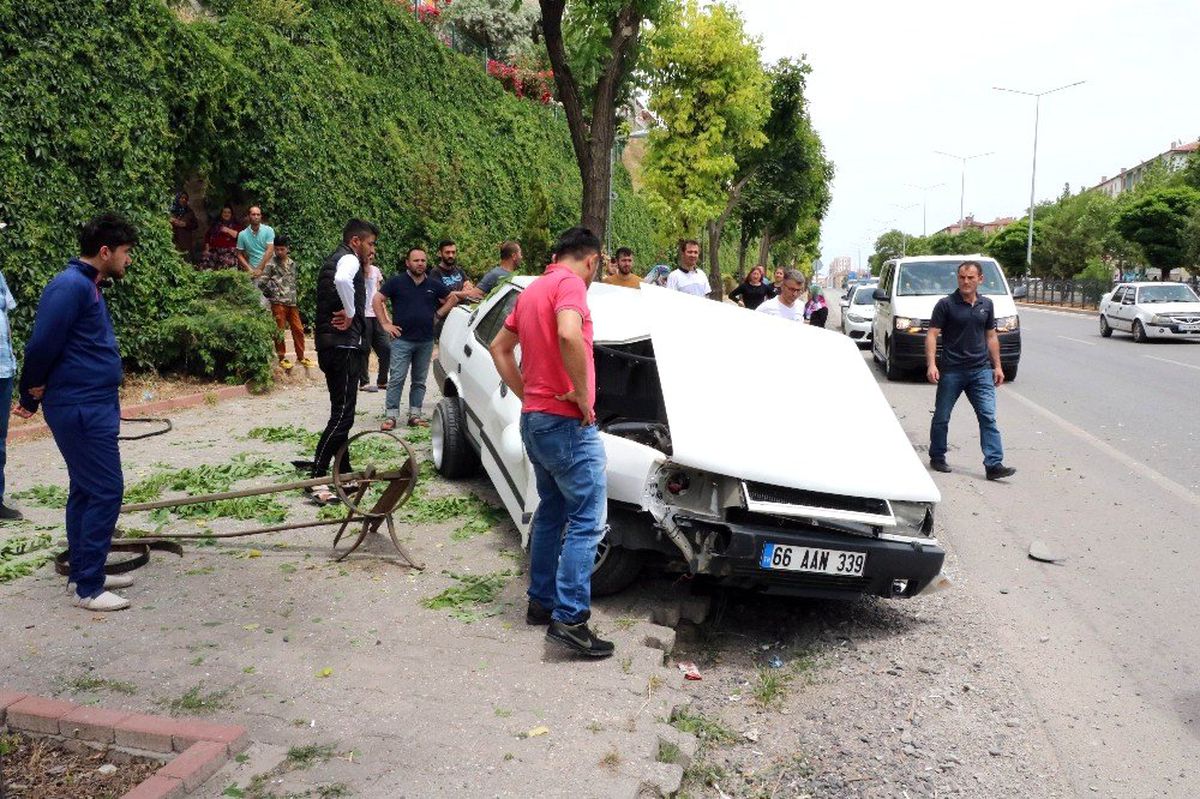 Lastiği patlayan araç önce takla attı sonra ağaca çarptı