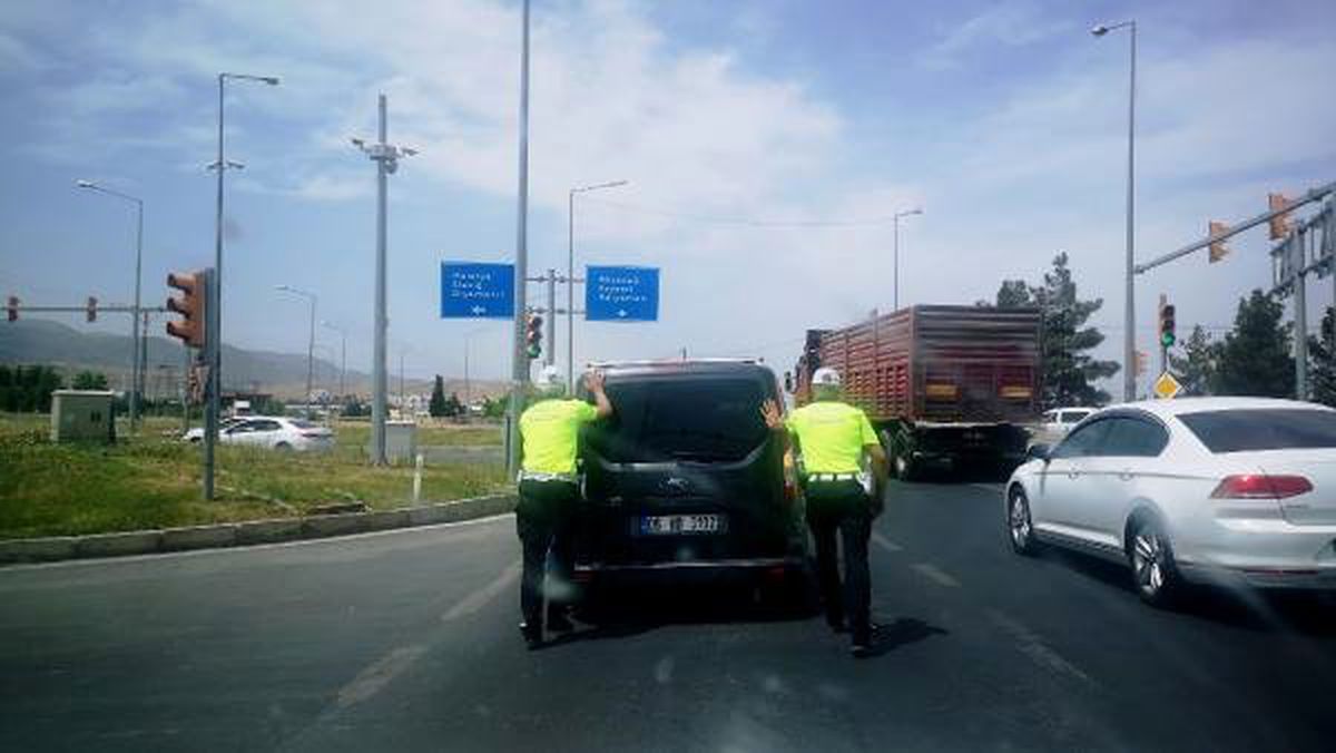 Malatya\'da, trafik polislerinden yolda kalan sürücüye yardım