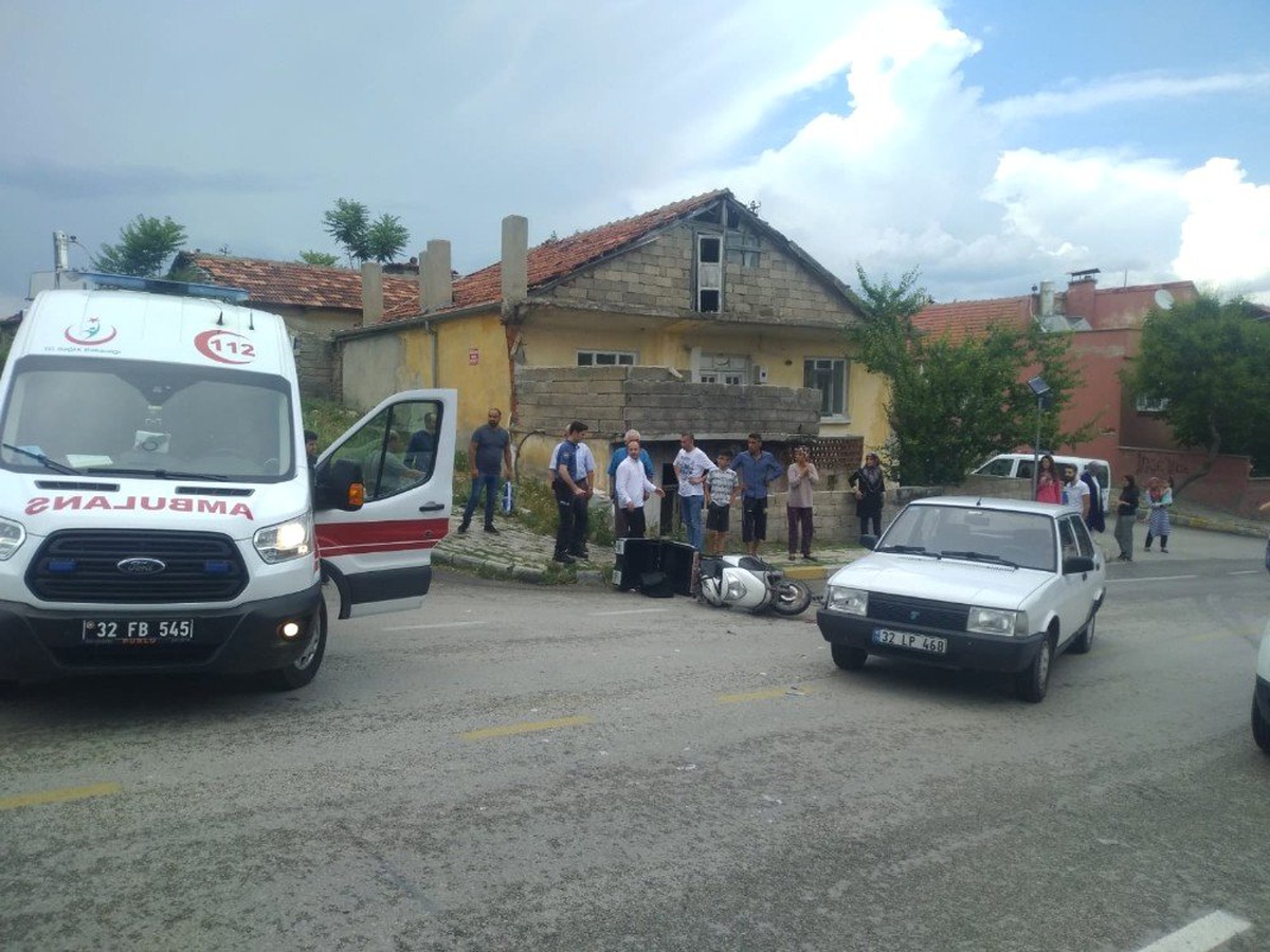 Otomobille motosikletli kurye çarpıştı: 1 yaralı