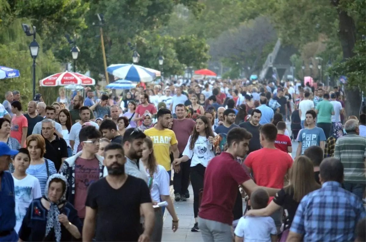 200 bin kişilik ilçenin 5 günde 2 milyon oldu!