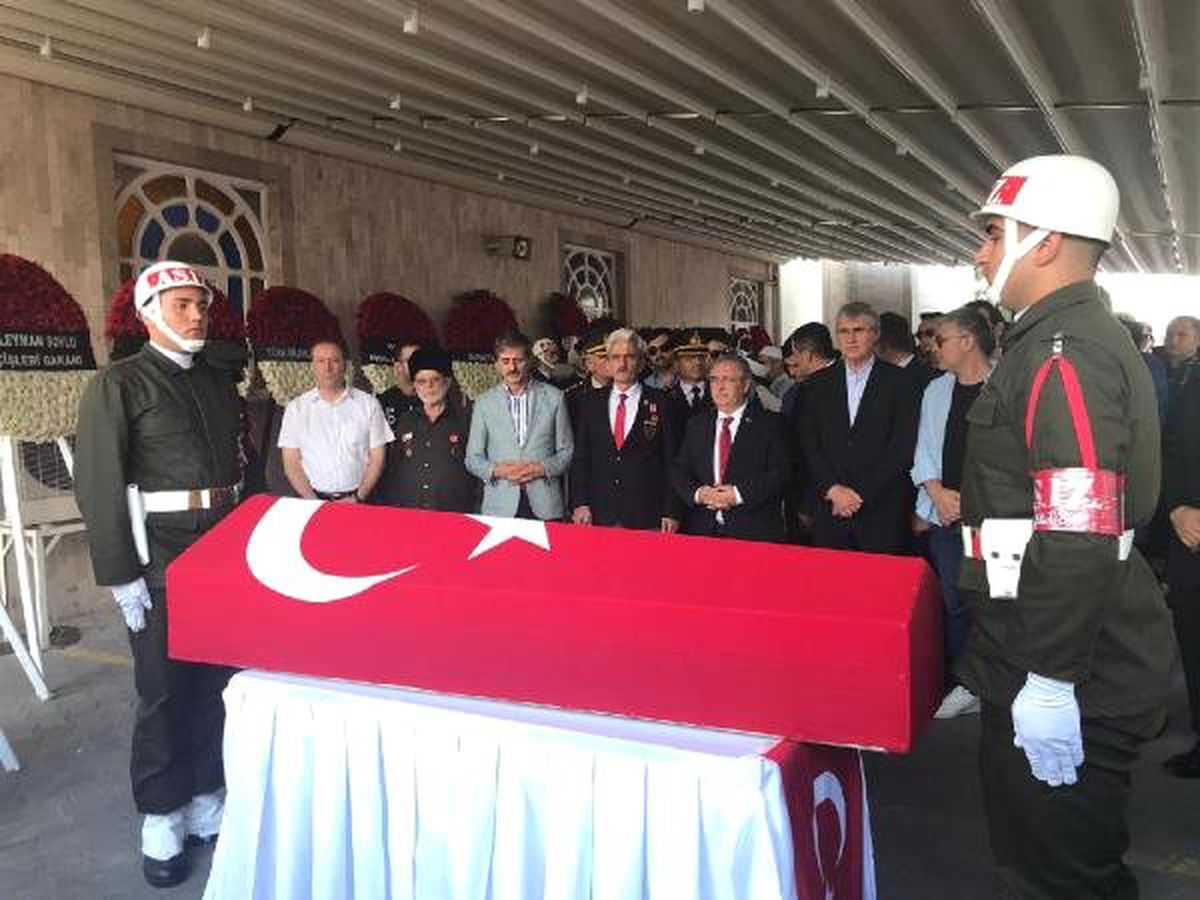 Şehit oğlunu, asker selamıyla uğurladı