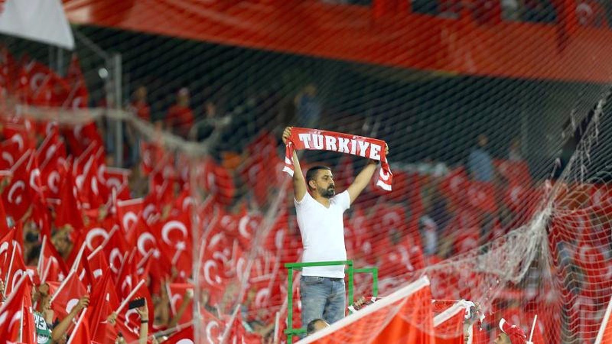 Şenol Güneş: Moral ve güven kazandık; Deschamps: Türkiye, ciddi kalite ortaya koyarak maçı kazandı