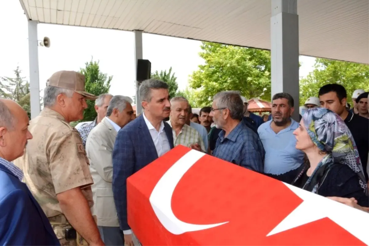 Silahlı saldırıda ölen polis ve annesi defnedildi