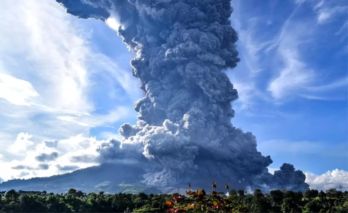 Sinabung Yanardağı kül püskürdü