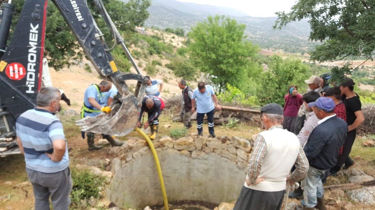 Su kuyusuna düşen dana itfaiye ekiplerince kurtarıldı