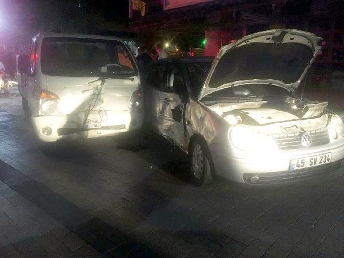 Sürücüsü \'dur\' ihtarına uymayan kamyonet, otomobile çarptı: 3 yaralı