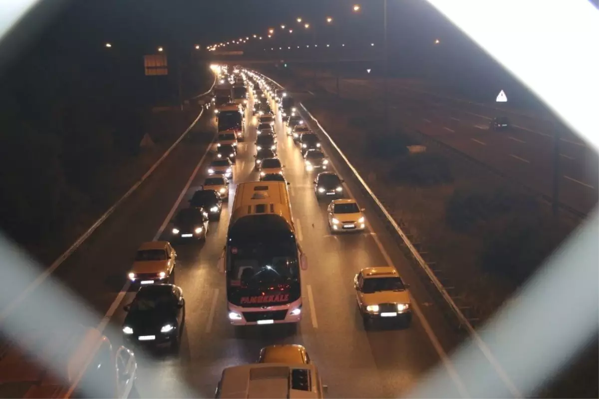 TEM Otoyolu Düzce kesiminde gece saatlerinde trafik durarak ilerliyor