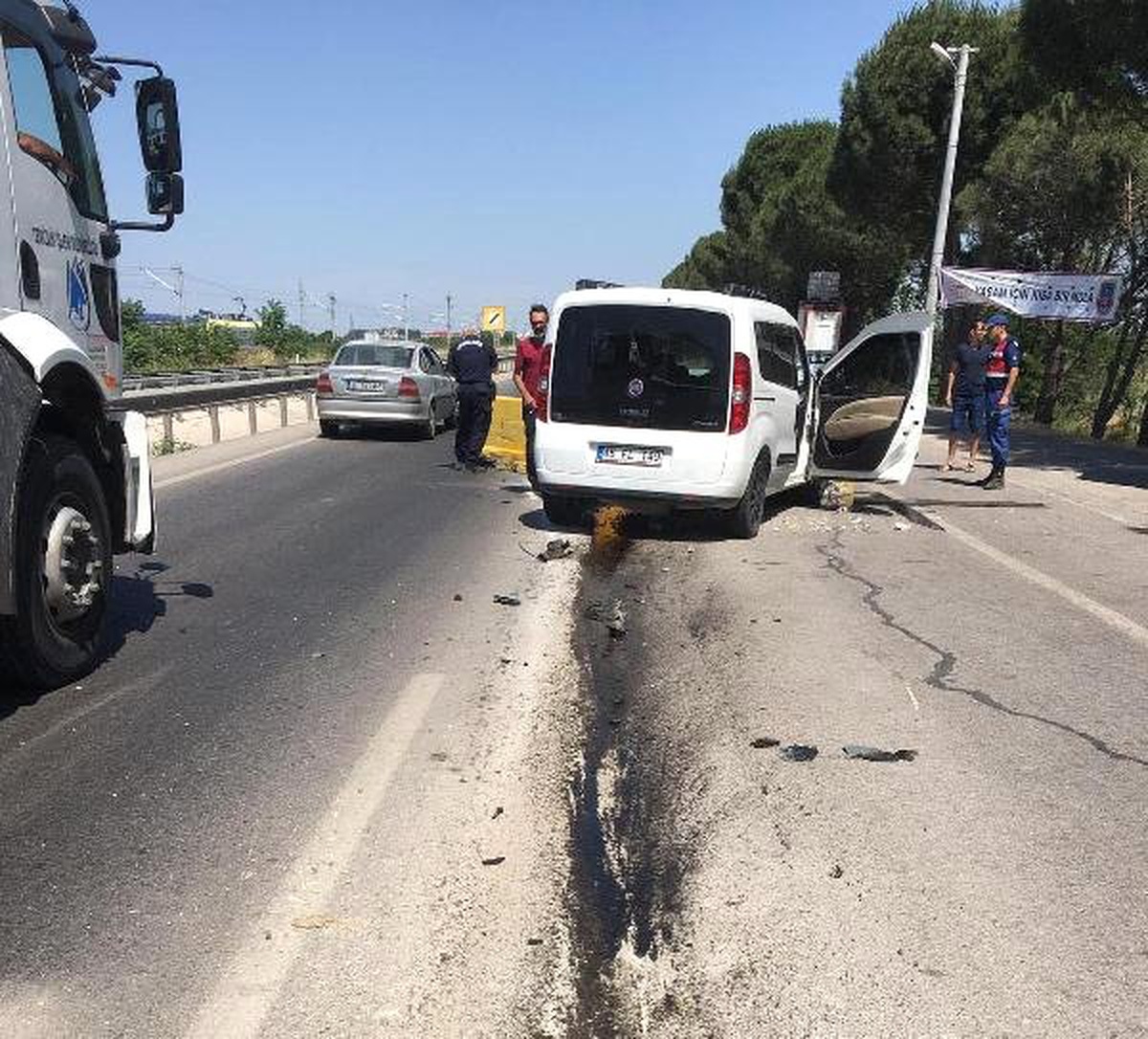 Trafik denetim noktasındaki beton bariyere çarptı: 3 yaralı