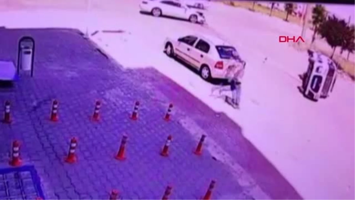 UŞAK Otomobil, kavşakta ekip otosuna çarptı: 1\'i polis, 2 yaralı, kaza anı kamerada