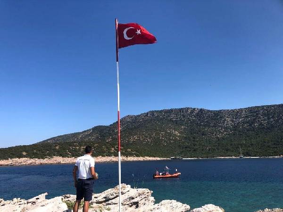 Yassıkaya\'da göndere Türk bayrağının yenisi çekildi