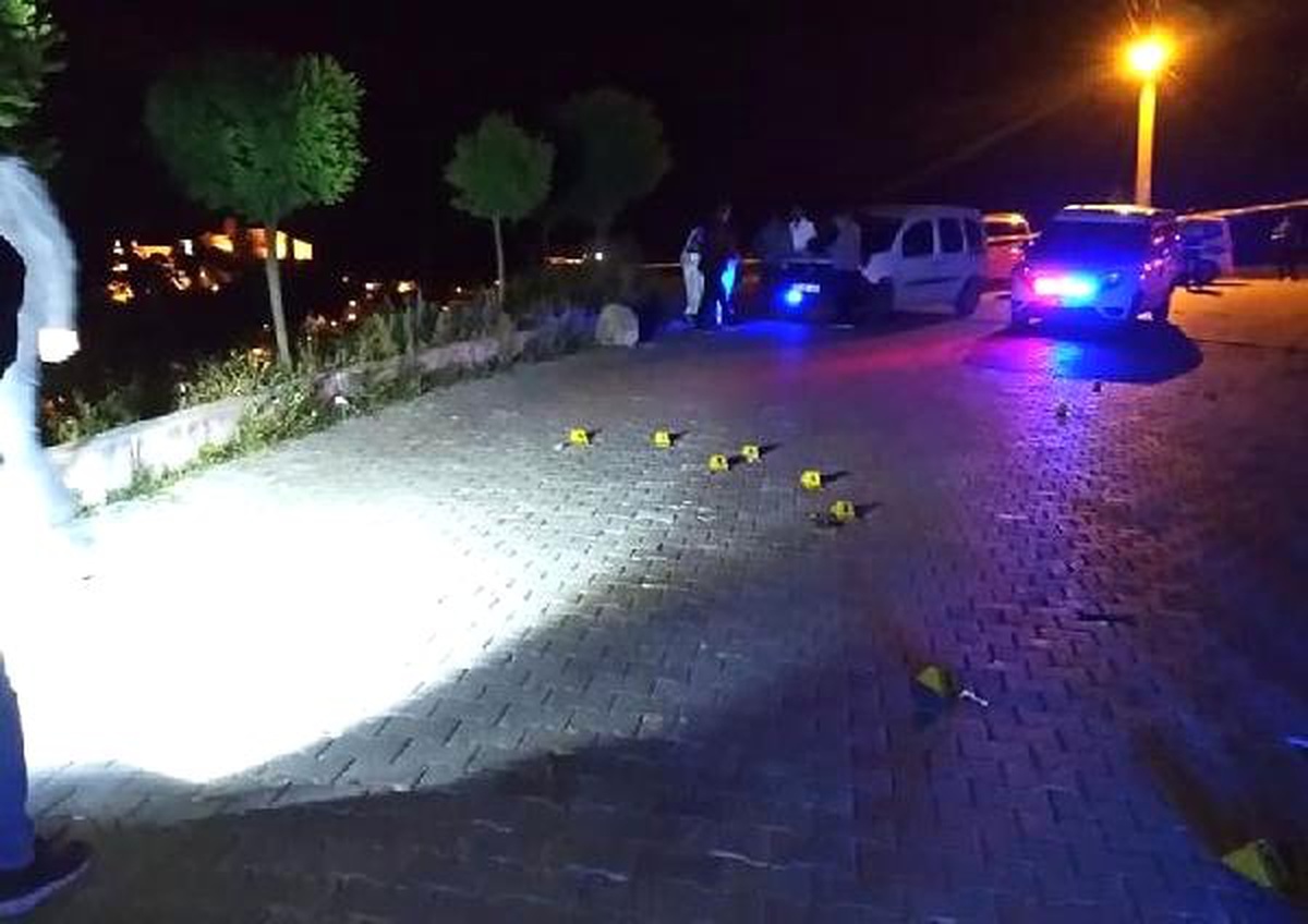 Yol kenarında oturan arkadaş grubuna otomobilden ateş açıldı: 1 ölü, 2 yaralı