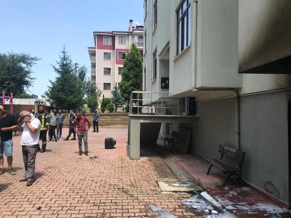 7 katlı binada yangın: 2\'si çocuk 9 kişi hastanelik oldu