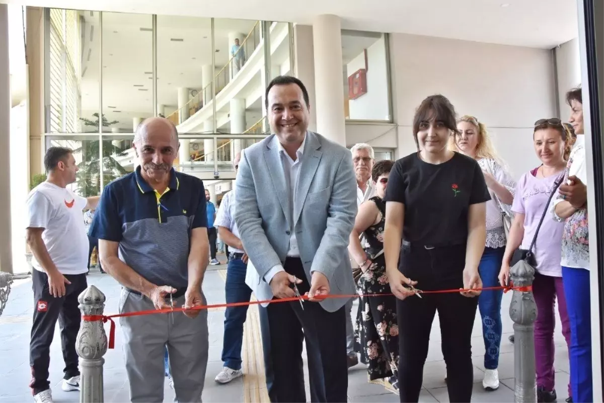 Akhisarlı genç ressam Gülsen Üstündağ ilk kişisel sergisini açtı