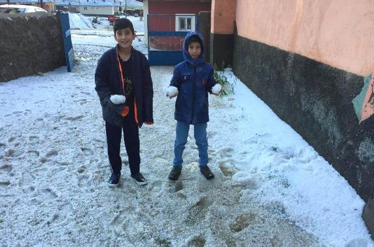 Altınyayla\'da şiddetli dolu hayatı olumsuz etkiledi