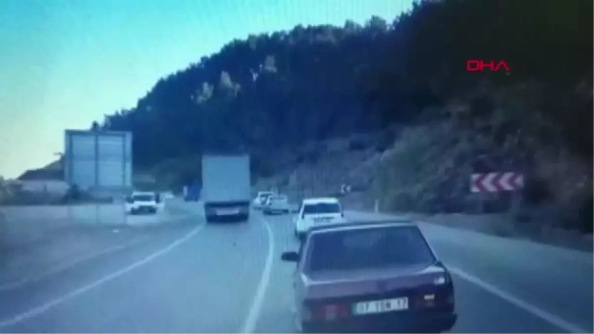 ANTALYA Trafikte makas atan TIR\'ın görüntüsü kamerada