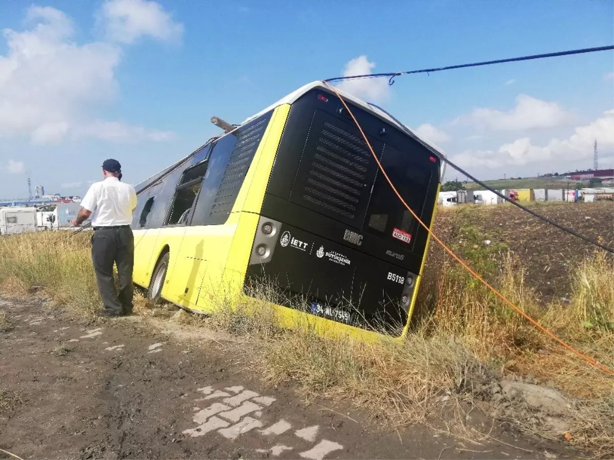 Arnavutköy\'de belediye otobüsü tarlaya uçtu: 2 yaralı