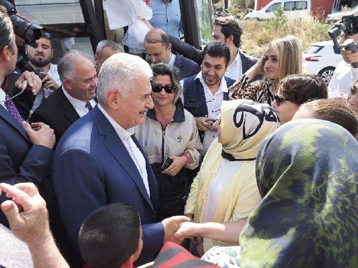 Binali Yıldırım Çatalca\'da esnaf ziyaretinde bulundu