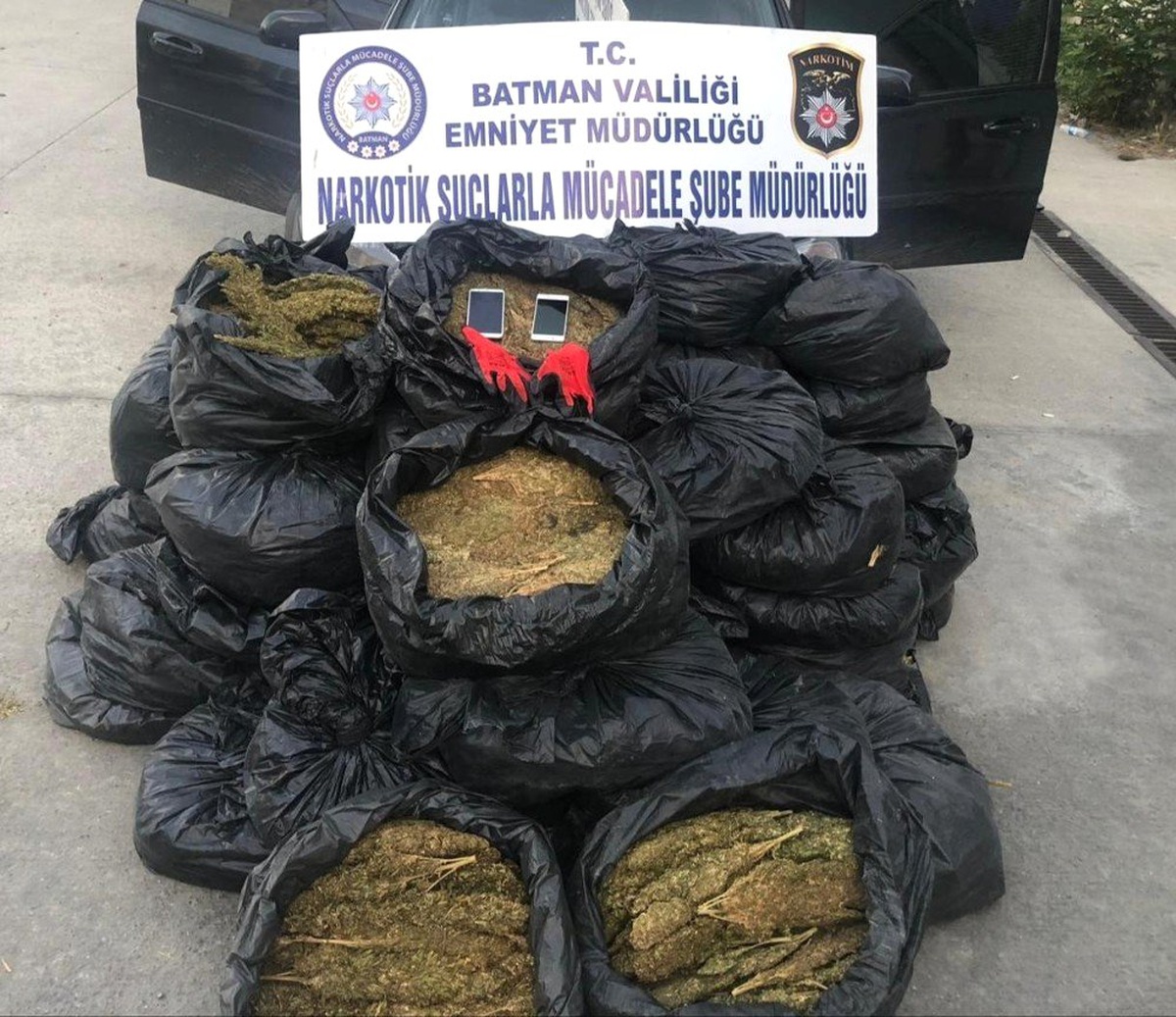 Dur ihtarına uymayarak kaçan araçtan 239 kilogram uyuşturucu çıktı