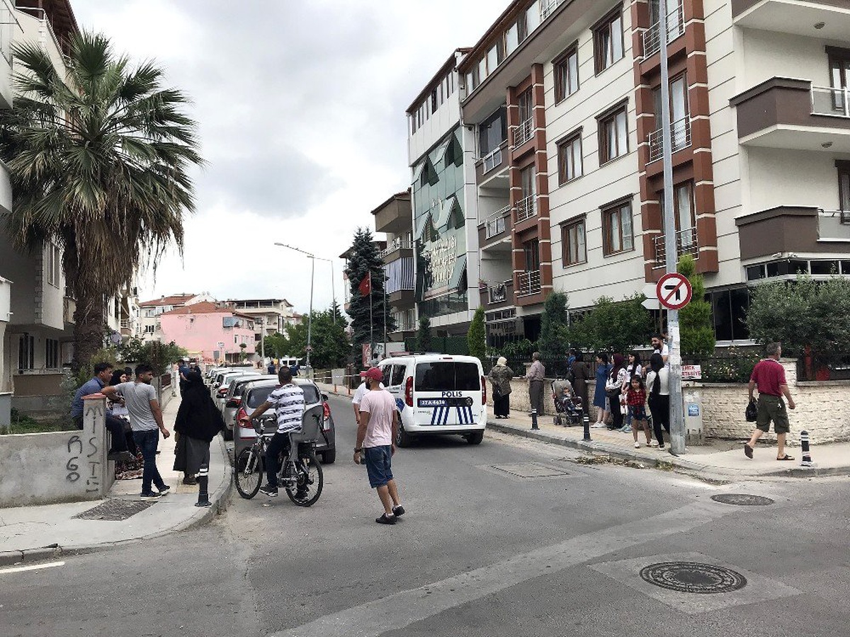 Göç İdaresi önüne bırakılan çanta korkuttu