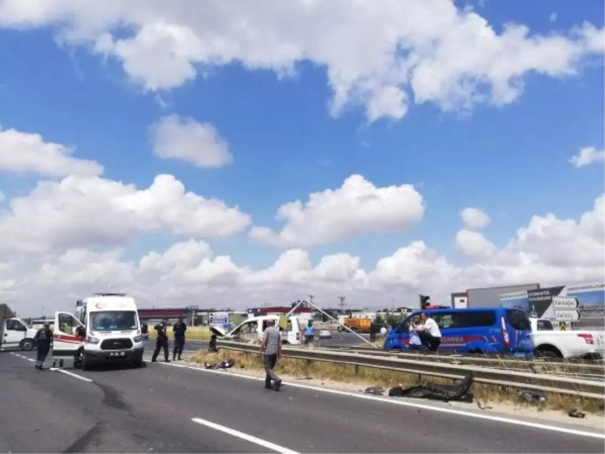 Hafif ticari araç ile otomobil çarpıştı: 1 ölü, 1 yaralı