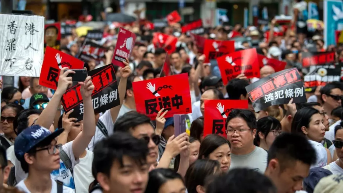 Hong Kong protestoları: Çin devlet medyası yabancı güçleri suçladı