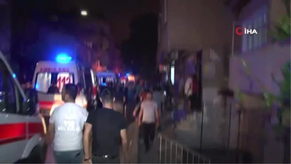 (İSTANBUL)Beyoğlu\'nda bir evin balkonu çöktü: 3\'ü çocuk 5 yaralı