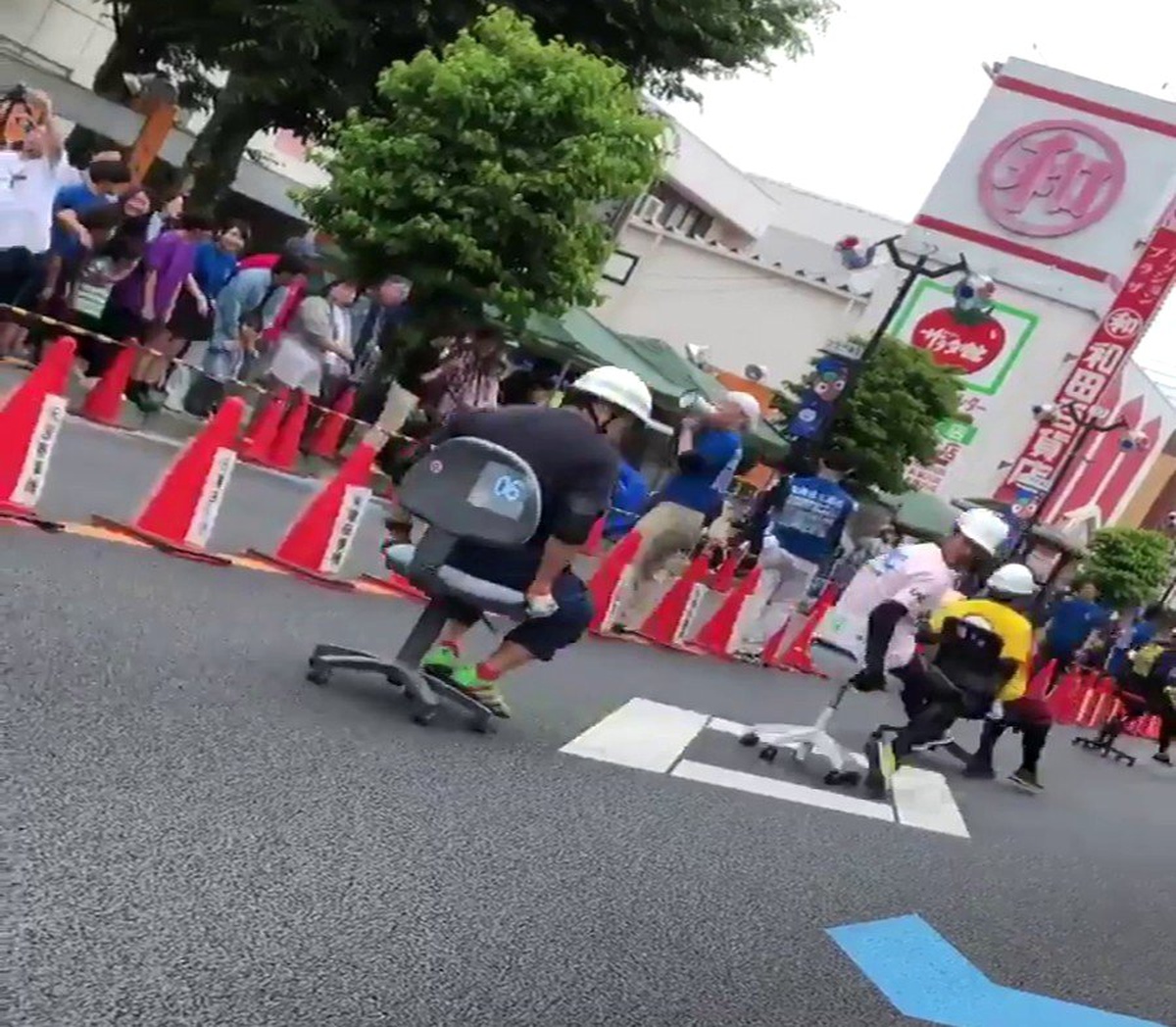 Japonya\'da ofis sandalyesi sürme yarışması renkli görüntülere sahne oldu