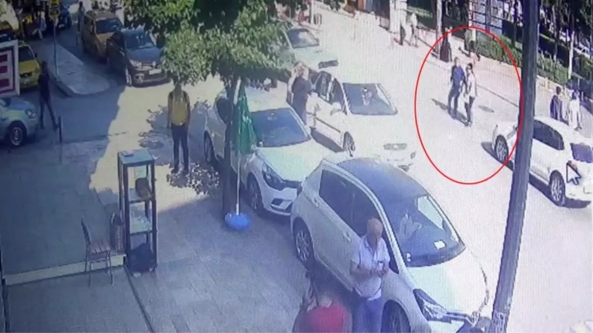 Karşıya geçmek isteyen anne ve kızına otomobil çarptı