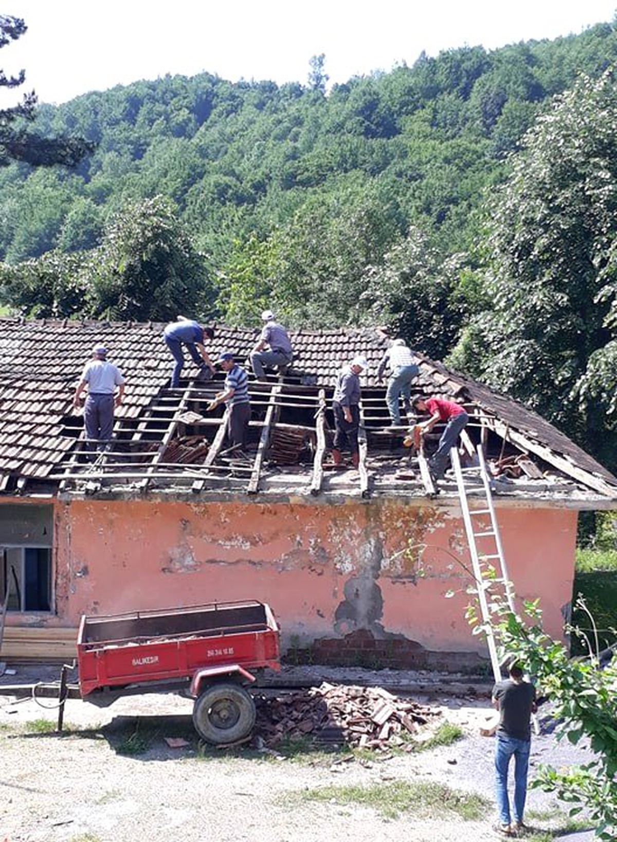 Köy halkı tarihi okula sahip çıkıyor