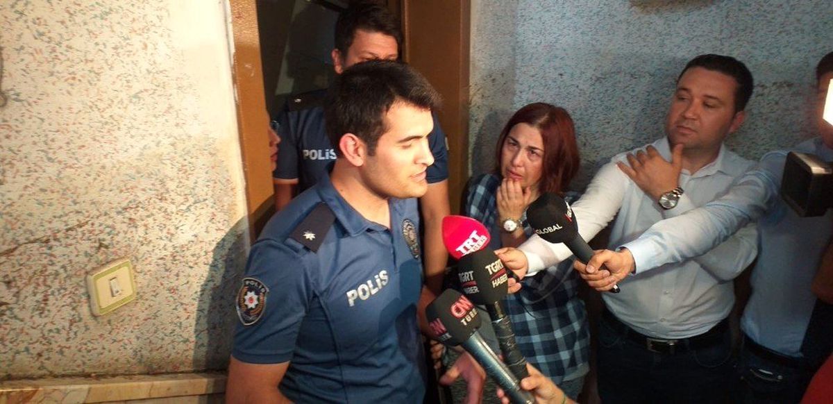 Kurtardıkları selzedeler ile polisler buluştu