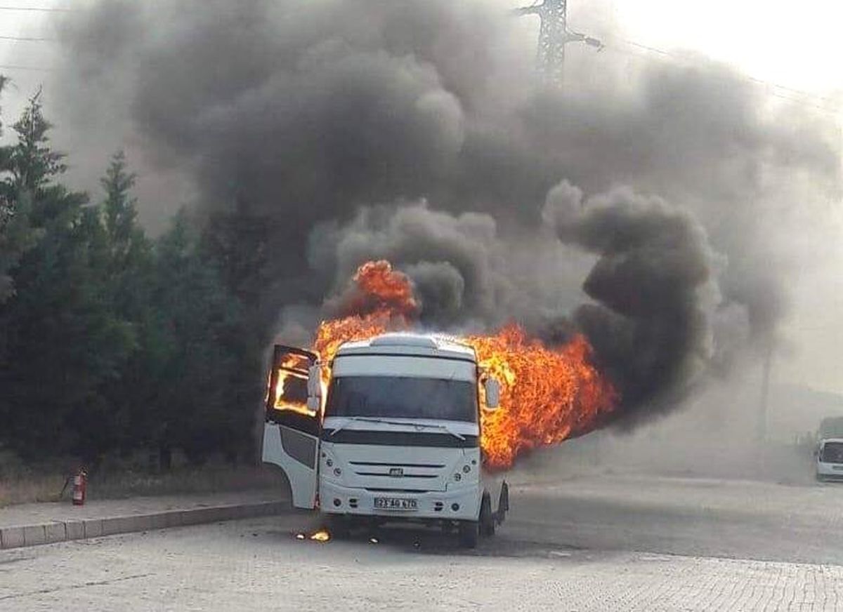 Minibüs alev alev yandı
