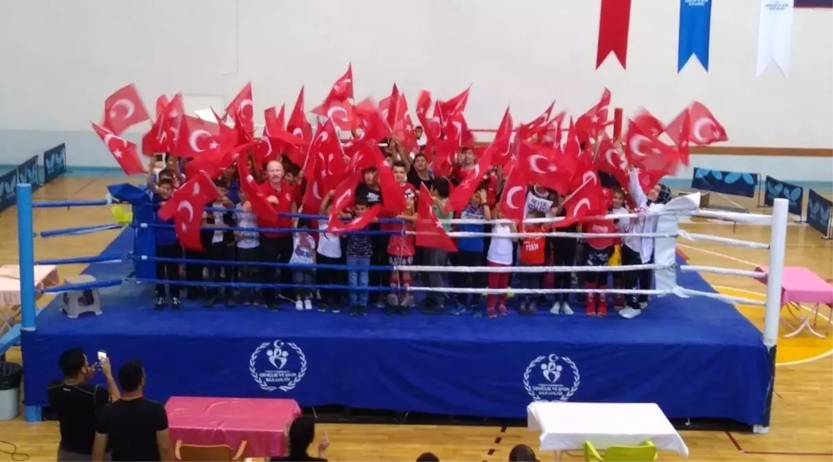 Nazlı Hilalim Benim Bayrağım Çocuklar Muaythai Şampiyonası Yapıldı