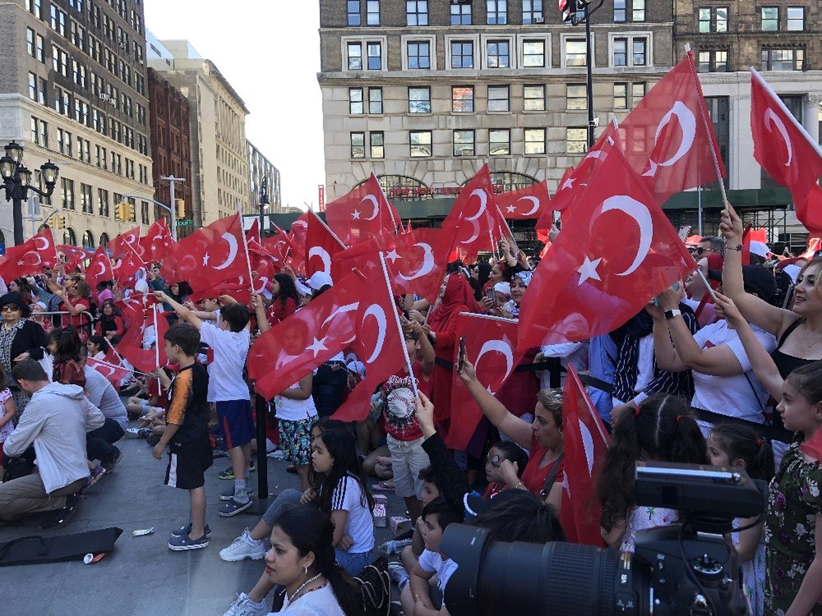 New York\'ta bu yaz, her yer kırmızı-beyaz