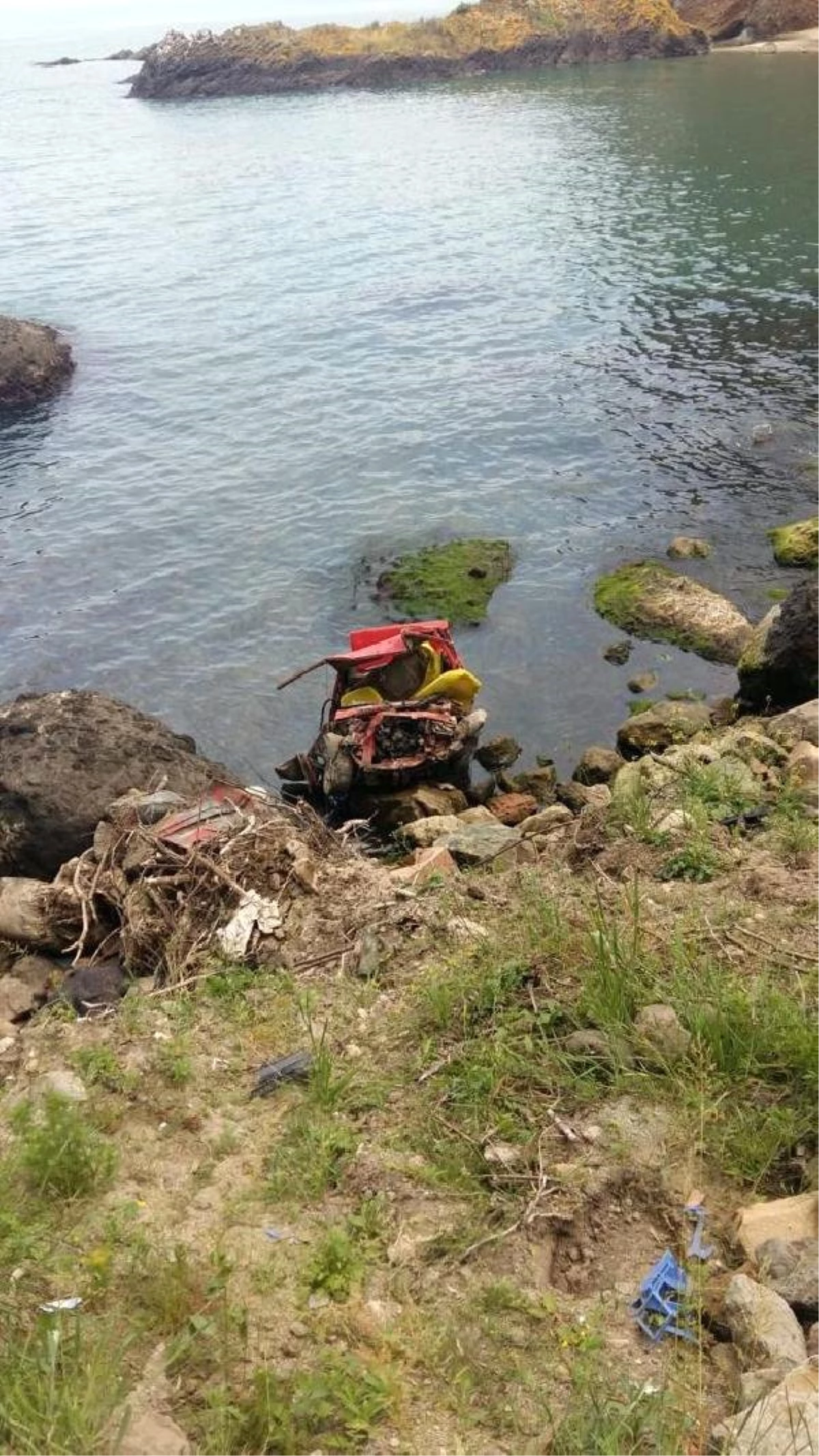 Otomobil, uçurumdan denize kıyısına yuvarlandı