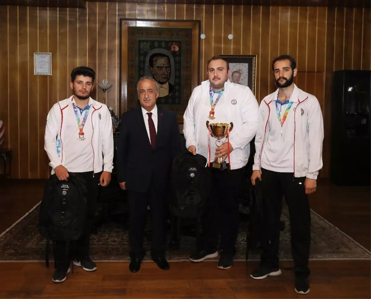 Rektör Çomaklı, sporda derece elde eden öğrencileri kabul etti